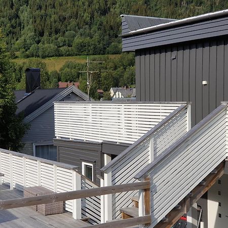 Lyngen Apartments Lyngseidet Экстерьер фото