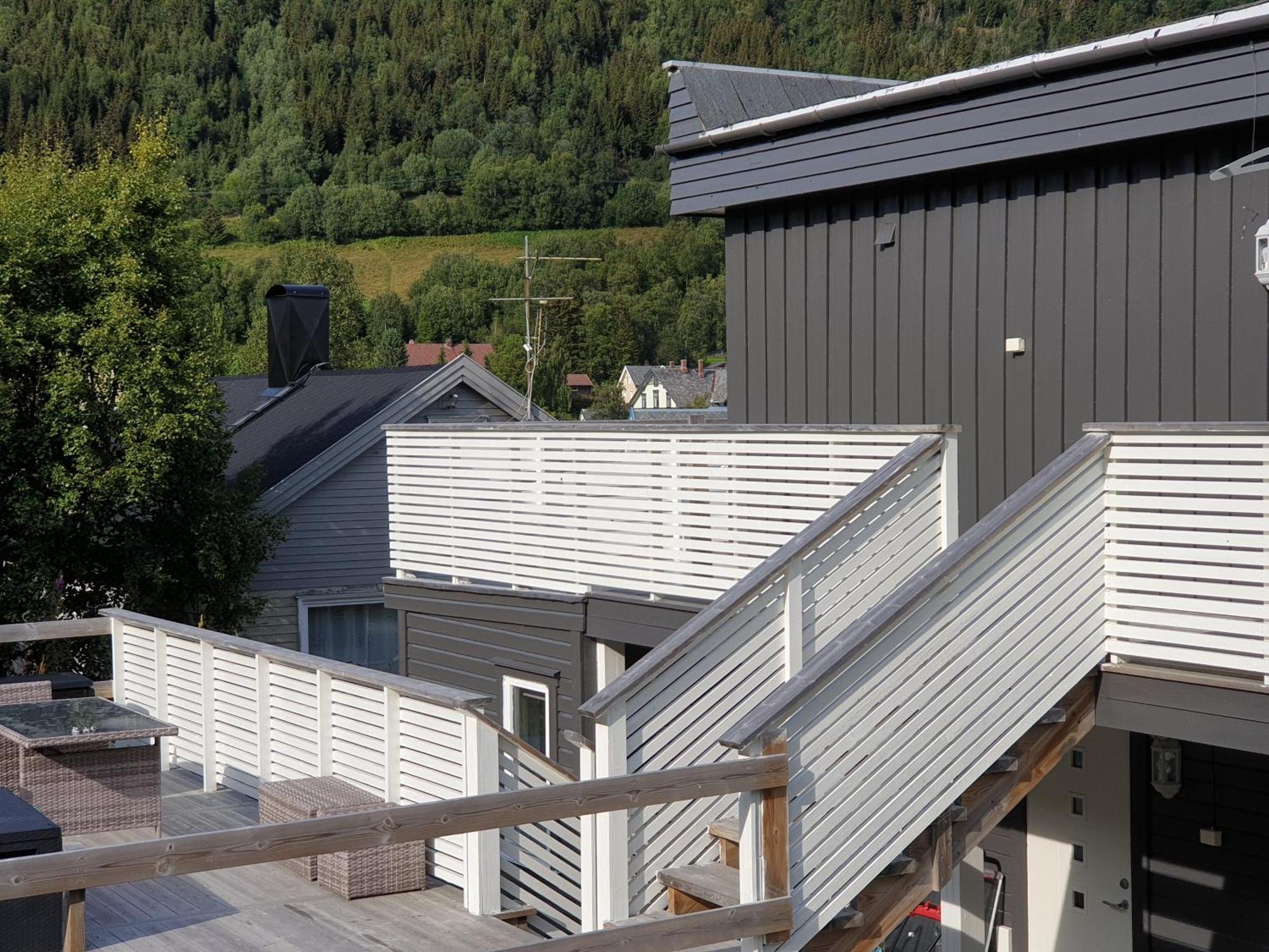 Lyngen Apartments Lyngseidet Экстерьер фото